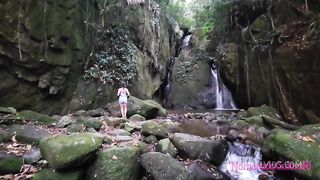Conheci essa novinha gostosa na cachoeira, levei pra casa e gozei dentro do cuzinho