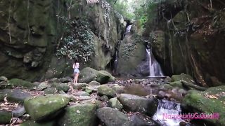 Conheci essa novinha gostosa na cachoeira, levei pra casa e gozei dentro do cuzinho