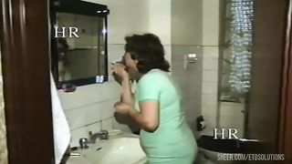 Italian mature makes a porn video and it's a scandal! 90's - The female neighbour!