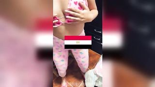 فضيحة محصل الكهرباء زبه كان واقف و انا بحاسبه و لابسه بيجامة قطن ضيقة على طيازى دخل ورايا الاوضة و حاسبته