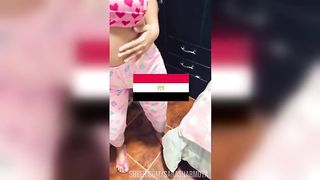 فضيحة محصل الكهرباء زبه كان واقف و انا بحاسبه و لابسه بيجامة قطن ضيقة على طيازى دخل ورايا الاوضة و حاسبته
