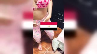 فضيحة محصل الكهرباء زبه كان واقف و انا بحاسبه و لابسه بيجامة قطن ضيقة على طيازى دخل ورايا الاوضة و حاسبته