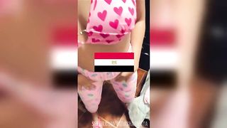 فضيحة محصل الكهرباء زبه كان واقف و انا بحاسبه و لابسه بيجامة قطن ضيقة على طيازى دخل ورايا الاوضة و حاسبته