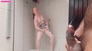 MEU VIZINHO ENTROU DE SURPRESA NO MEU QUINTAL E MIM PEGOU NUA TOMAND BANHO E O SEU PAU JA LOGO FICOU DURO E EU FIQUEI MUITO FEZ EM VER O PAU GRANDE E GROSSO JA FUI LOGO PEDINDO ELE PARA MIM FODER