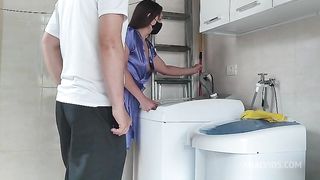 Casada provocando o tecnico que foi arrumar a maquina de lavar roupas