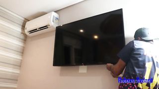 Fui consertar a tv da travesti e ela me pagou com seu rabao