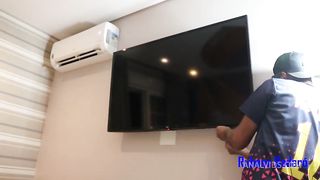 Fui consertar a tv da travesti e ela me pagou com seu rabao