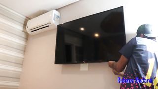 Fui consertar a tv da travesti e ela me pagou com seu rabao