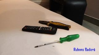 Fui consertar a tv da travesti e ela me pagou com seu rabao