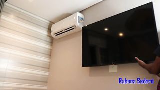 Fui consertar a tv da travesti e ela me pagou com seu rabao