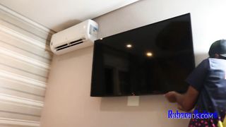 Fui consertar a tv da travesti e ela me pagou com seu rabao