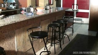 Mi Novio No Me Folla. Estoy muy caliente y me voy a Follar al Repartidor que trae la mercancia a mi Trabajo