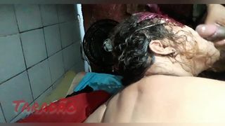 Socando gostoso no rabo da puta no escurinho