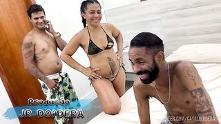 A casada deu muito cu pros amigos do marido enquanto ele escuta tudo da salinha