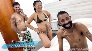 A casada deu muito cu pros amigos do marido enquanto ele escuta tudo da salinha