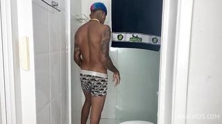 SEM EU QUERER ACABEI FODENDO UMA AMIGA DA MINHA NAMORADA NO BANHEIRO DE CASA