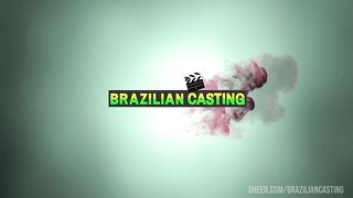 Enquanto descanso ela venho para fuder gostosa gozei nos peitos dela.