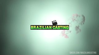 Enquanto descanso ela venho para fuder gostosa gozei nos peitos dela.