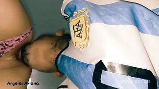 Milf culona le gusta que le rompan el culo mientras juega La Seleccion Argentina!