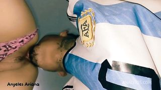 Milf culona le gusta que le rompan el culo mientras juega La Seleccion Argentina!