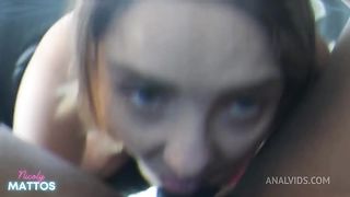 Transando com minha amiga no banco traseiro do UBER com direito a anal e gozada