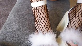 Pisando su pene con tacones altos