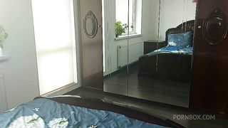 I fuck myself with a glass dick and flow from orgasm.