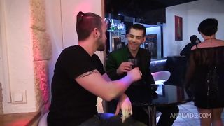 Prends moi fort le cul dans le club