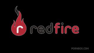 Show de Sexo! Rebeca Oliveira e Bianca Naldy fizeram lesbo orgia na casinha de Strip com 3 dotados [Parte 1]