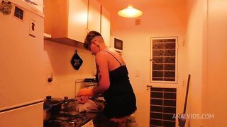 IMPRESIONANTE COMO GRITA LA PUTA PARA QUE LE LLENEN EL CULO DE LECHE HASTA SE MEA DE TANTO PLACER
