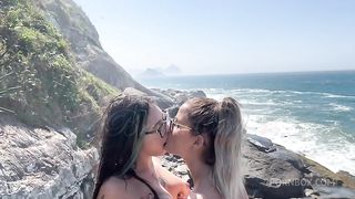 Aventura de duas gostosas numa trilha ao ar livre se pegando e gozando muito
