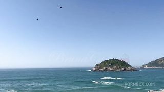 Aventura de duas gostosas numa trilha ao ar livre se pegando e gozando muito