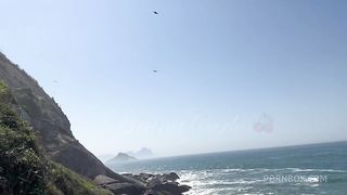 Aventura de duas gostosas numa trilha ao ar livre se pegando e gozando muito