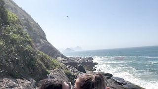 Aventura de duas gostosas numa trilha ao ar livre se pegando e gozando muito