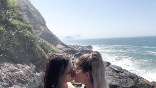 Aventura de duas gostosas numa trilha ao ar livre se pegando e gozando muito