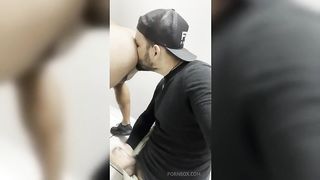 Meu chefe tem um pau muito gostoso e sempre me espera depois do expediente para eu chupar sua pica