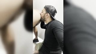 Meu chefe tem um pau muito gostoso e sempre me espera depois do expediente para eu chupar sua pica