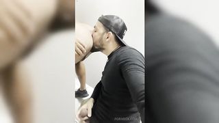Meu chefe tem um pau muito gostoso e sempre me espera depois do expediente para eu chupar sua pica
