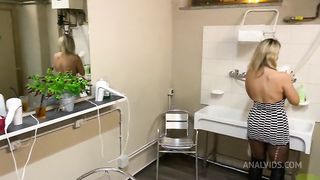 I fuck this milf in the club bathroom