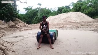 Menina Chupando Pau E Fez Sexo Sensual Na Natureza num dia de chuva..morena cavala saiu pelada no mato e encontro um cara pelado pra lasca sua buceta apertada