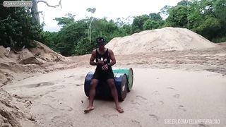 Menina Chupando Pau E Fez Sexo Sensual Na Natureza num dia de chuva..morena cavala saiu pelada no mato e encontro um cara pelado pra lasca sua buceta apertada