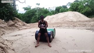 Menina Chupando Pau E Fez Sexo Sensual Na Natureza num dia de chuva..morena cavala saiu pelada no mato e encontro um cara pelado pra lasca sua buceta apertada