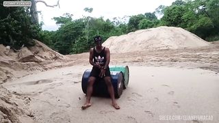 Menina Chupando Pau E Fez Sexo Sensual Na Natureza num dia de chuva..morena cavala saiu pelada no mato e encontro um cara pelado pra lasca sua buceta apertada