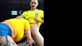 Saymon macetando o cu da dinnigata