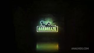 Fudendo o rabo da novinha com seios gigantes pela primeira vez