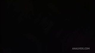 Fudendo o rabo da novinha com seios gigantes pela primeira vez