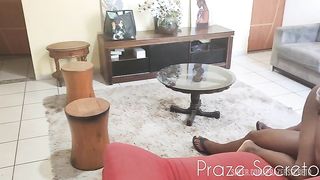 Amigo do meu marido nos pegou no flagra e veio participar