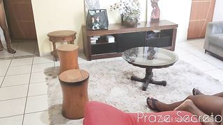 Amigo do meu marido nos pegou no flagra e veio participar