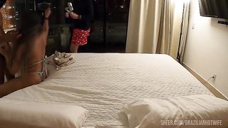 “TA VENDO SEU CORNO ? ELE ENFIANDO NO MEU CU…”