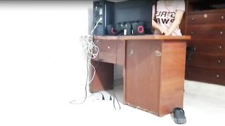 PETITE CULONA DESCUBRE A HERMANASTRO MASTURBANDOSE Y LE PRESTA EL CONO PARA LE HAGA UN DELICIOSO CREAMPIE